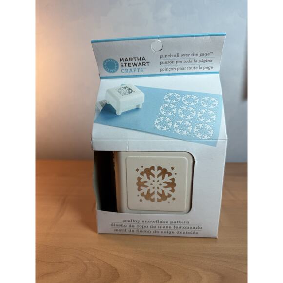 MARTHA STEWART CRAFTS PUNCH PUNCH ALL OVER THE PAGE SCALLOP SNOWFLAKE PUNCH 2011 - Picture 1 of 6